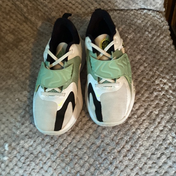 Youth Nikes - Picture 3 of 5